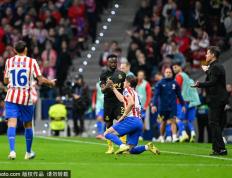 麻将胡了免费旋转-伯納(nà)乌再现Siu慶(qìng)祝！NFL西班牙赛，球员与伯納(nà)乌球迷激(jī)情同Siu