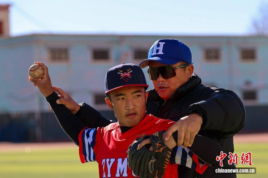 麻将胡了2-【图片故事】棒球(qiú)教(jiào)练华旦班玛：爲(wèi)高原牧区孩(hái)子揮(huī)出一条“梦想之(zhī)路(lù)”