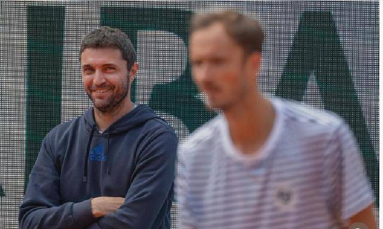 麻将胡了免费旋转-“克星”变教(jiào)練(liàn)！西蒙執(zhí)教(jiào)梅(méi)德韦杰夫遇(yù)挑战，美网后团队大調(diào)整(zhěng)