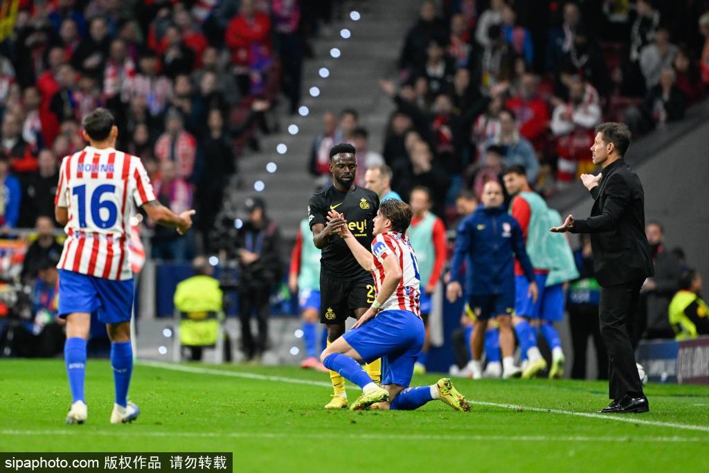 麻将胡了免费旋转-伯納(nà)乌再现Siu慶(qìng)祝!NFL西班牙赛,球员与伯納(nà)乌球迷激(jī)情同Siu