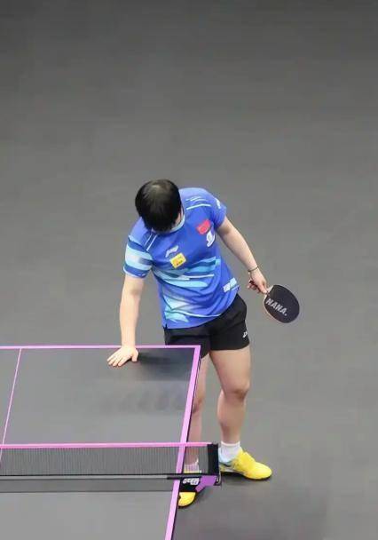 麻将糊了-乒(pīng)乓(pāng)球(qiú)比赛运動(dòng)员为什麽(me)要(yào)摸球(qiú)台(tái),乒(pīng)乓(pāng)球(qiú)运動(dòng)员的(de)“摸桌”玄学:汗水(shuǐ)背后的(de)科学博弈与规则挑(tiāo)战